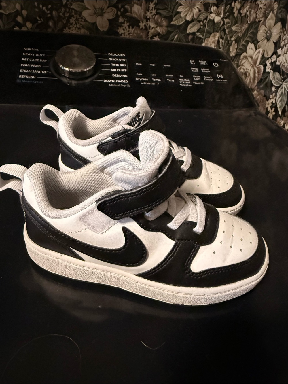 Nike Kids Black and White Hook-and-Loop Low-Top Sneakers